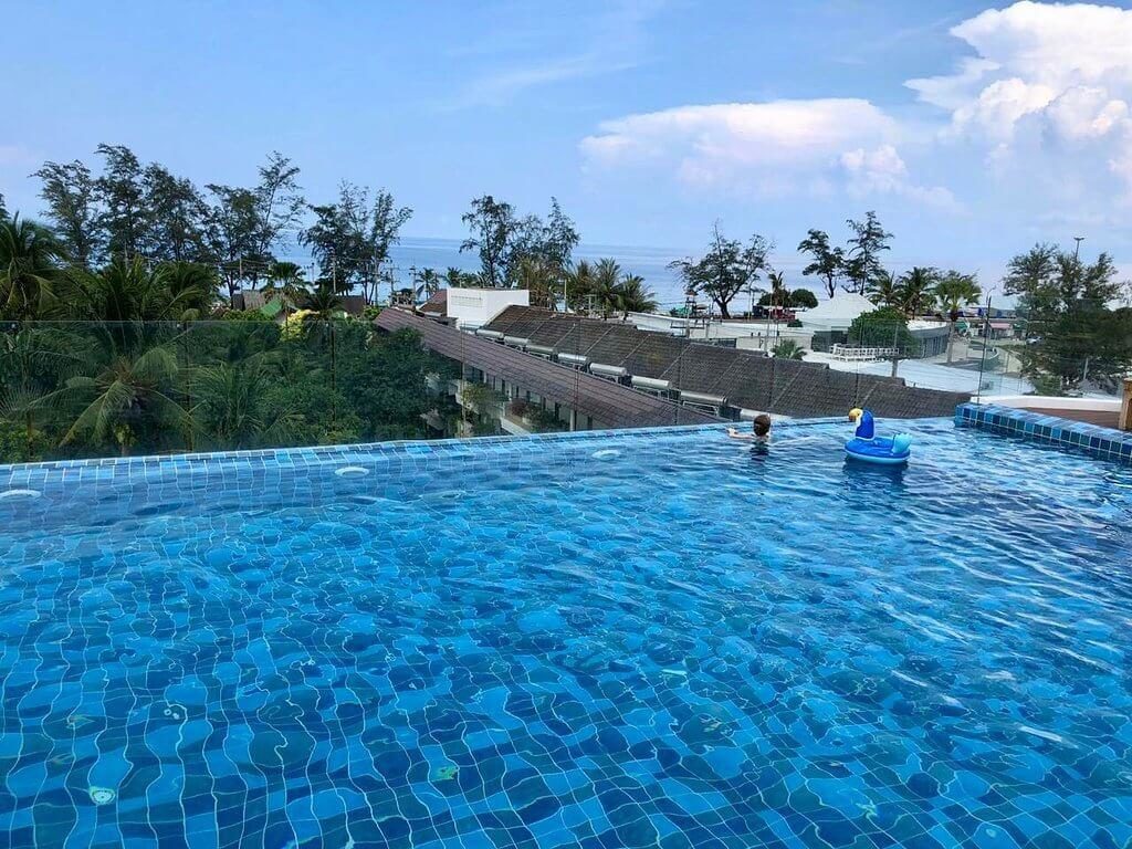 HOTEL POOL ROOF KARON