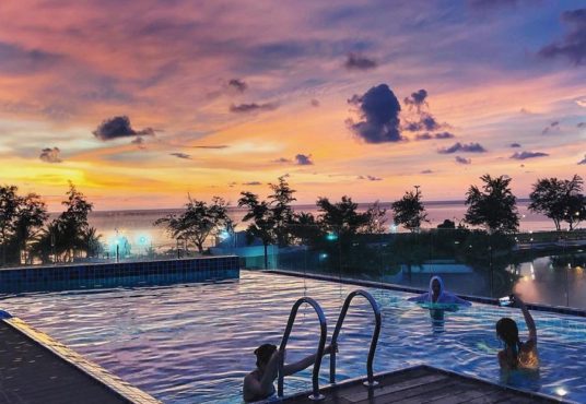 HOTEL POOL ROOF KARON