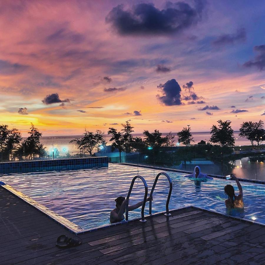 HOTEL POOL ROOF KARON
